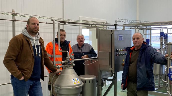 « La fabrication de yaourts à la ferme est une opportunité de valoriser notre production laitière et de diversifier nos sources de revenu », Romain Bercet, responsable commercial, et les associés Sébastien et son père Richard Blanc, et denis Lefèbvre (de gauche à droite).
