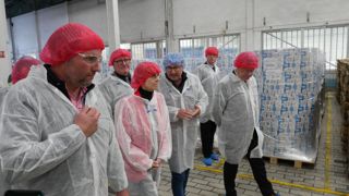 Agnès Pannier-Runacher a visité la plate-forme de Produit sur son 31, une plateforme logistique et une association de producteurs créée par la chambre d’agriculture pour les aider à répondre aux marchés publics.