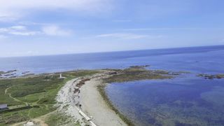 Depuis le phare de Goulenez d'une hauteur de 51 m, vue panoramique sur l’île, la chaussée de Sein et ses écueils. Depuis le phare de Goulenez d'une hauteur de 51 m, vue panoramique sur l’île, la chaussée de Sein et ses écueils.