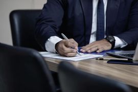 L'avocat est tenu par plusieurs obligations envers son client. L'avocat est tenu par plusieurs obligations envers son client.
