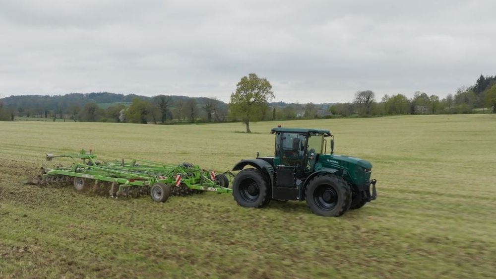 Le tracteur Seederal affiche une puissance de 160 chevaux.