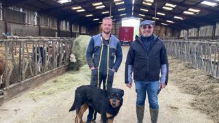 Aubin Graftiaux, éleveur à Margut (Ardennes), a fait appel à l’expertise de Daniel Louazel (à droite), géobiologue, pour corriger des dysfonctionnements au sein de son troupeau. Aubin Graftiaux, éleveur à Margut (Ardennes), a fait appel à l’expertise de Daniel Louazel (à droite), géobiologue, pour corriger des dysfonctionnements au sein de son troupeau.