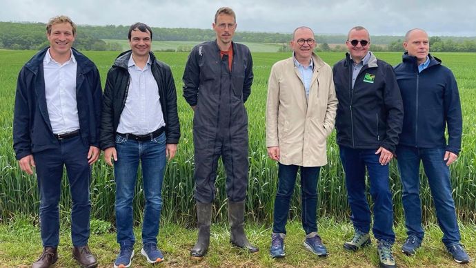 André Cunze et Clément Perez, cofondateurs de Grafite, Denis Raux, agriculteur, Jérôme Calleau, président d'InVivo, Bruno Colin, vice-président de la Cal, et Franck Loschi, directeur céréales de la Cal, mercredi 15 mai, à Essey-et-Maizerais (Meurthe-et-Moselle).