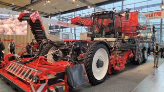 Lors d'Agritechnica 2023, Dewulf a dévoilé l'Enduro 2, sa nouvelle arracheuse automotrice de pommes de terre. Lors d'Agritechnica 2023, Dewulf a dévoilé l'Enduro 2, sa nouvelle arracheuse automotrice de pommes de terre.