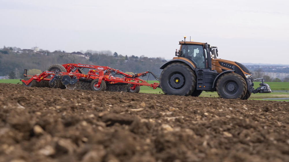Le Valtra S416 s’équipe du bloc moteur à 6 cylindres Agco Power de 8,4 L de cylindrée et développant 420 ch de puissance maximale.