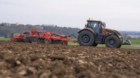 Le Valtra S416 s’équipe du bloc moteur à 6 cylindres Agco Power de 8,4 L de cylindrée et développant 420 ch de puissance maximale. Le Valtra S416 s’équipe du bloc moteur à 6 cylindres Agco Power de 8,4 L de cylindrée et développant 420 ch de puissance maximale.