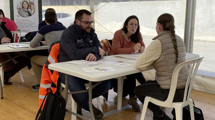 Soixante-dix candidats à l’alternance chez Agrial ont été reçus pour un job dating de recrutement, le 4 avril dernier, au sein d’une exploitation adhérente à Montreuil-le-Gast (Ille-et-Vilaine).