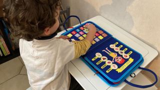 Valisette d'apprentissage pour enfant à partir de deux ans. Valisette d'apprentissage pour enfant à partir de deux ans.