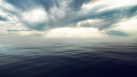 La Niña se traduit par une température anormalement basse des eaux équatoriales de surface de l'océan Pacifique centre. La Niña se traduit par une température anormalement basse des eaux équatoriales de surface de l'océan Pacifique centre.