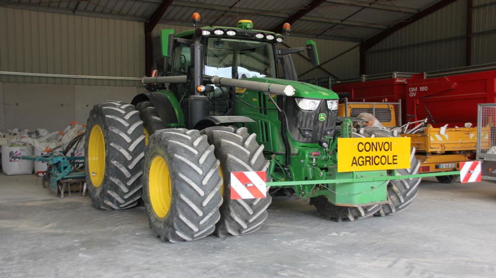 L’utilisation de jumelages et de pneus à basse pression fait aussi partie de la stratégie pour limiter le tassement des sols et donc moins solliciter les outils.