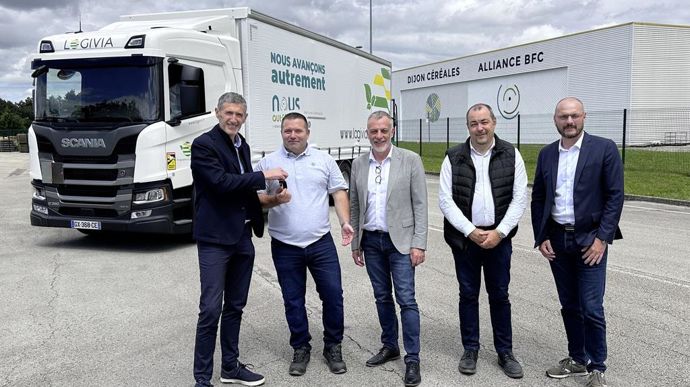 Frédéric Kapfer, directeur Scania Bourgogne, Samuel Chapuis, chauffeur Logivia, Sylvain Baudry, directeur général Logivia, Christophe Danjoux, responsable commercial Scania Bourgogne, et Yannick Choix, PDG Carrosserie Lapalus, ont inauguré, jeudi 30 mai, à Longvic, le premier camion hybride Oleo100-Électrique.