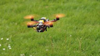 Localiser des animaux, les surveiller, vérifier les bacs à eaux sans se déplacer... L'utilisation d'un drone peut faire gagner du temps à un éleveur. Localiser des animaux, les surveiller, vérifier les bacs à eaux sans se déplacer... L'utilisation d'un drone peut faire gagner du temps à un éleveur.