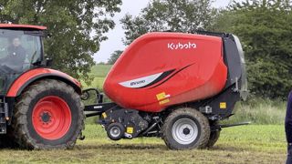 La presse à chambre variable BV6000 de Kubota intègre des composants dimensionnés pour les chantiers intensifs. La presse à chambre variable BV6000 de Kubota intègre des composants dimensionnés pour les chantiers intensifs.