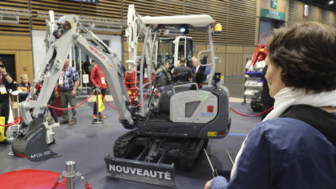 Takeuchi a présenté sa première minipelle électrique TB20e au salon Intermat 2024.
