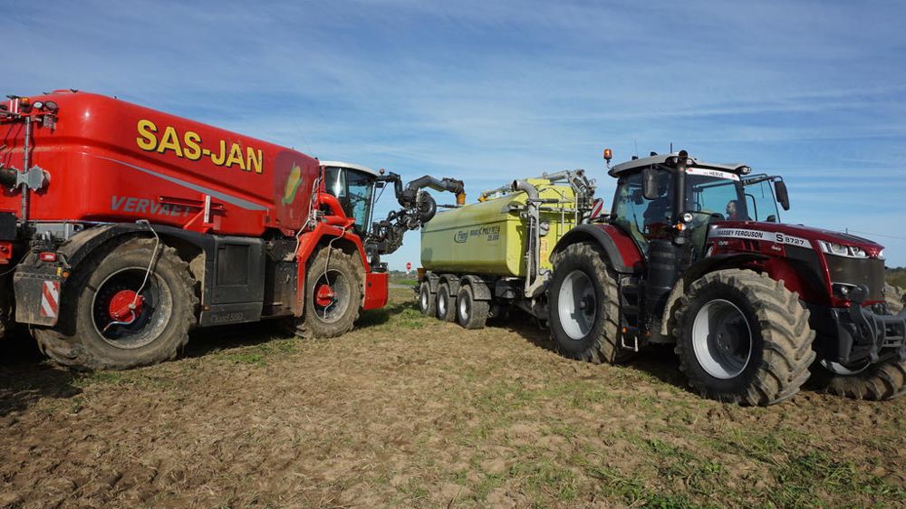 L’automoteur est ravitaillé à l’entrée du champ au moyen d’une tonne de transfert Fliegl de 29 000 L.