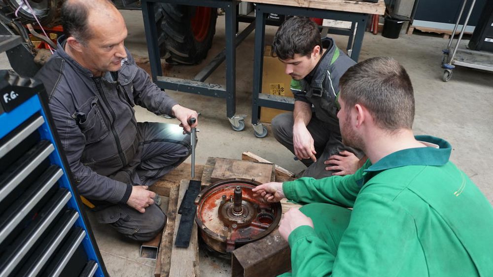 Mikha et Quentin, accompagnés par leur enseignant Franck Gicquiaux, vérifient l’état d’usure des cannelures sur une pompe de gavage, à l’occasion d’un remplacement d’embrayage sur un tracteur Fendt Farmer 308 LS Turbomatik.