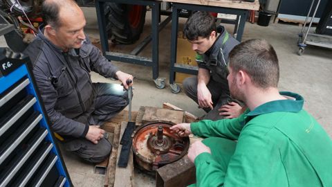Mikha et Quentin, accompagnés par leur enseignant Franck Gicquiaux, vérifient l’état d’usure des cannelures sur une pompe de gavage, à l’occasion d’un remplacement d’embrayage sur un tracteur Fendt Farmer 308 LS Turbomatik.