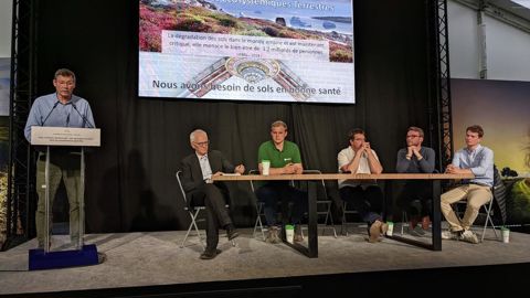 De gauche à droite : Pascal Boivin (Hepia) au pupitre, Christian Huyghe (Inrae), Étienne Mignot (Vivescia), Michel-Pierre Faucon (UniLaSalle), Thomas Damestoy (UniLaSalle) et Armand Gandon (Vivescia)