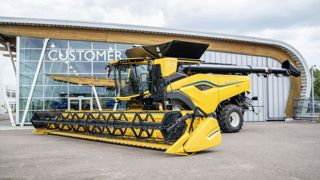 New Holland présente la CR 10, une version moins bodybuildée de la moissonneuse-batteuse CR 11. New Holland présente la CR 10, une version moins bodybuildée de la moissonneuse-batteuse CR 11.
