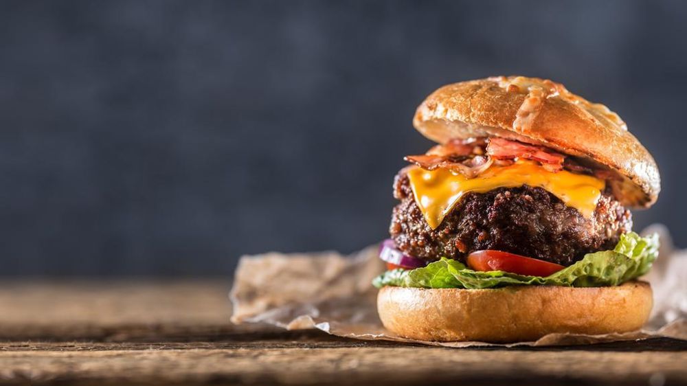 Burger servi au restaurant