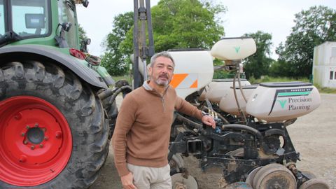 Régis Macé a choisi de reconditionner son semoir pour le mettre au même niveau de performance qu’un modèle neuf.