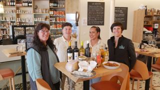 Kristine Rouillon, éleveuse de porcs (à gauche), Stéphanie Tetrel, cheffe de projet de la marque Nòu (à droite), et une partie de l'équipe de l'épicerie-restaurant ariégeois du centre-ville de Toulouse. Kristine Rouillon, éleveuse de porcs (à gauche), Stéphanie Tetrel, cheffe de projet de la marque Nòu (à droite), et une partie de l'équipe de l'épicerie-restaurant ariégeois du centre-ville de Toulouse.