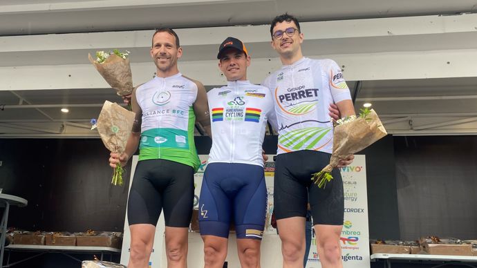 De gauche à droite,  les trois premiers de la catégorie Premium du Wacc : Fabrice Lombardot, agriculteur (Alliance BFC) arrivé 2e, Thibaut Boulanger de Smag (Bioline by InVivo) qui a remporté l'épreuve, et Antonin Tiolet-Perret (groupe Perret), 3e après un beau sprint.