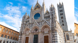 La façade de la cathédrale est particulièrement imposante, avec ses marbres blancs et verts et son style gothique italien. La façade de la cathédrale est particulièrement imposante, avec ses marbres blancs et verts et son style gothique italien.