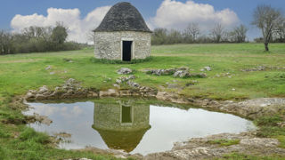 Les caselles, cabanes en pierres sèches, sont emblématiques du département du Lot comme au lac de Lacam, à Livernon. Les caselles, cabanes en pierres sèches, sont emblématiques du département du Lot comme au lac de Lacam, à Livernon.