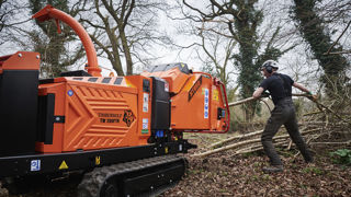 Le broyeur à chenilles Timberwolf TW 280FTR à moteur hybride.