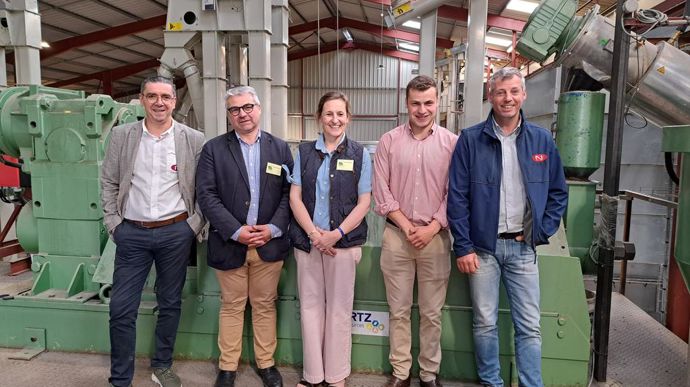 De gauche à droite : Gaël Peslerbe (directeur de Novial), Marc Lamoureux (dirigeant de Lamberval Energie Verte), Elise Lamoureux, Adhémar Lamoureux et Dimitri Boulier (responsable développement pondeuse de Novial), ont inauguré, vendredi 14 juin, l'unité de trituration de Fresnoy-en-Thelle (Oise).