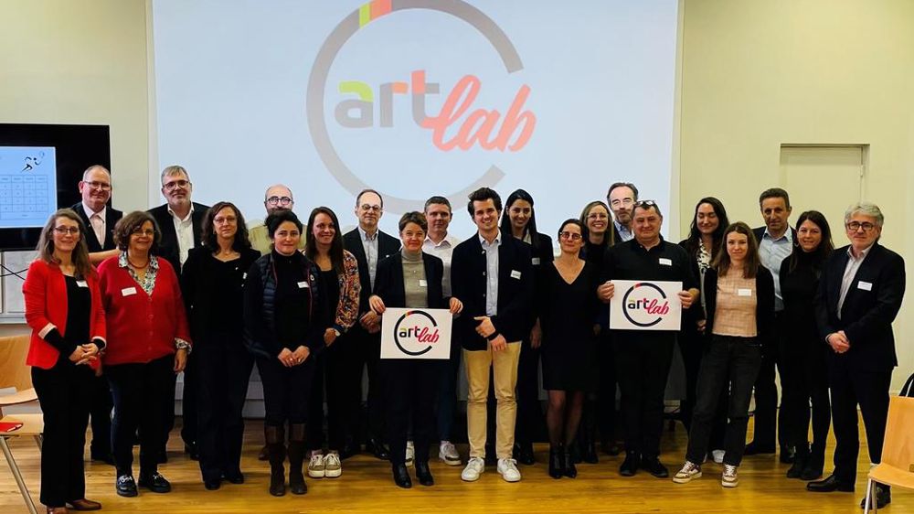 Arterris et ses partenaires se sont réunis pour lever le voile sur la charte collective Artlab, qui vise à promouvoir des pratiques agricoles respectueuses de l'environnement et à contribuer activement à la transition écologique.