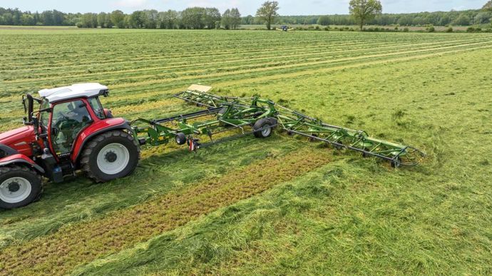 La faneuse Krone Vendro C 1340 travaille très exactement sur 13,34 m.