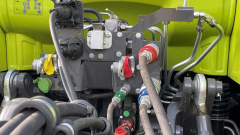 Le système hydraulique Power Beyond comptabilise jusqu’à quatre sorties, l’alimentation (pump), le retour au réservoir du tracteur (tank), le pilotage à signal de charge (load sensing) et l'optionnelle prise Y (drain). (© U.D.) Le système hydraulique Power Beyond comptabilise jusqu’à quatre sorties, l’alimentation (pump), le retour au réservoir du tracteur (tank), le pilotage à signal de charge (load sensing) et l'optionnelle prise Y (drain). (© U.D.)
