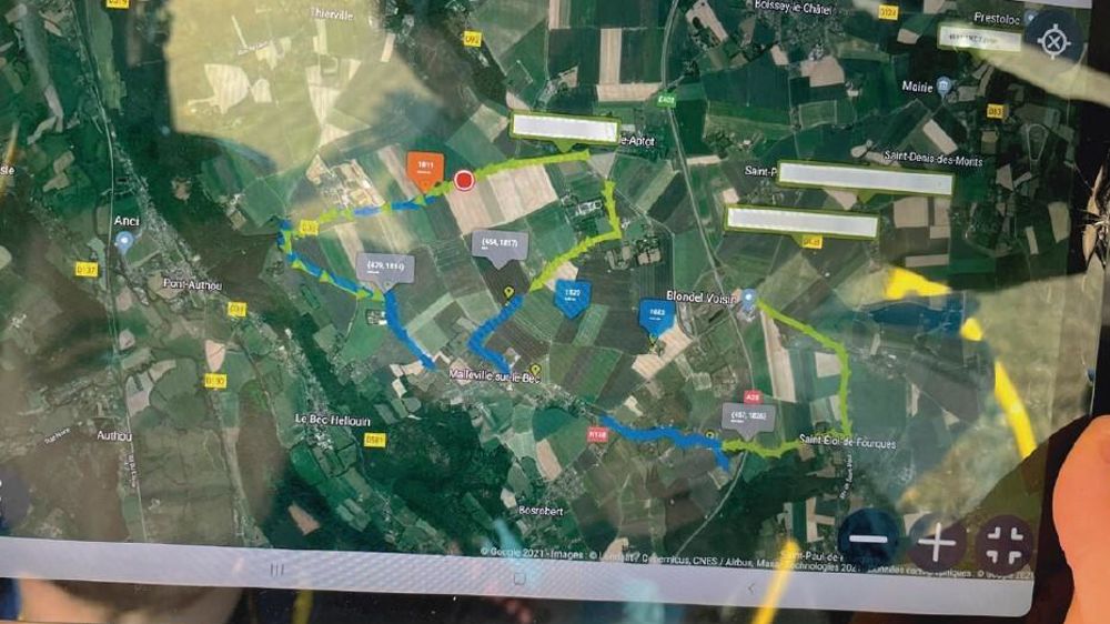 Les chauffeurs routiers disposent d’un itinéraire précis sur l’application Farmpilot afin de rejoindre l’automoteur (tracé vert) ou la sucrerie (tracé bleu). Les chauffeurs routiers disposent d’un itinéraire précis sur l’application Farmpilot afin de rejoindre l’automoteur (tracé vert) ou la sucrerie (tracé bleu).
