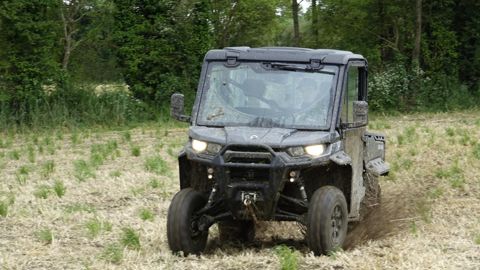 Le SSV Can-Am Traxter HD9T XU reçoit le moteur bicylindre en V, Rotax, de 976 cm3 de cylindrée et développant 65 ch.