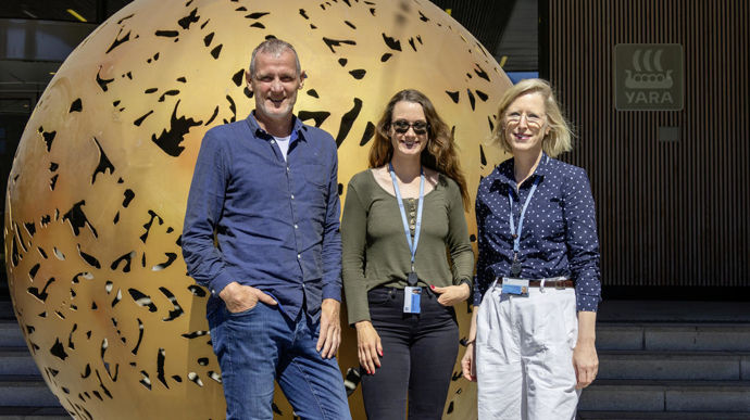 Bernt Hoel, responsable agronomie, Nathalie Bjørneby, experte en agronomie durable, et Ulrika Bohman Troubat, responsable des relations publiques et industrielles, au siège de Yara International, à Oslo (Norvège).
