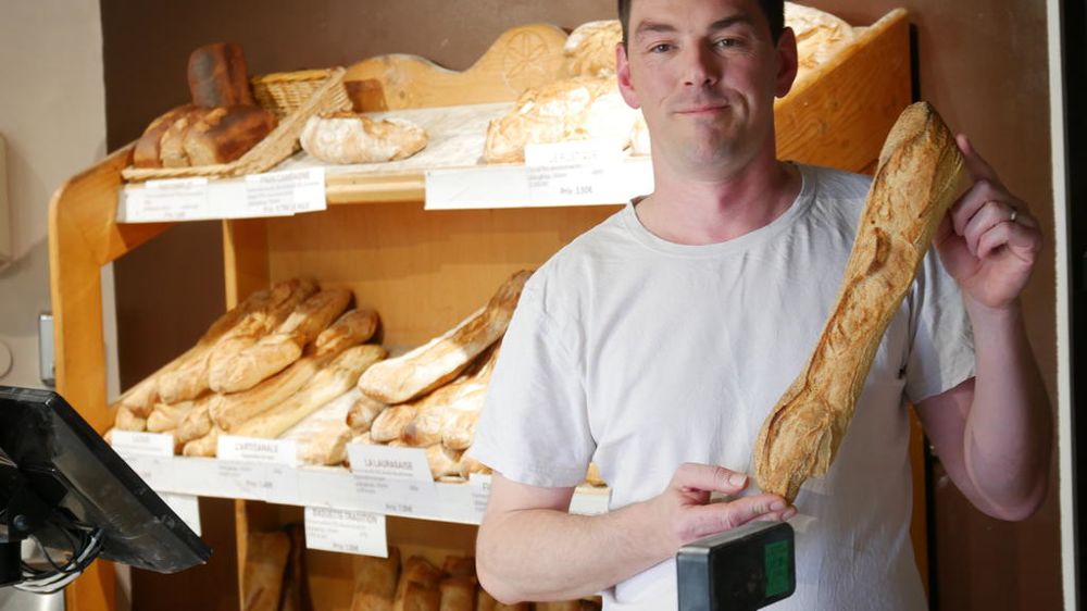 Sébastien Cattaneo, boulanger à Cerise sur le gâteau, à Baziège, en Haute-Garonne, a lancé une baguette duo au blé dur et au blé tendre.