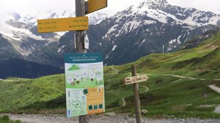 Les touristes ont rarement conscience de traverser un espace privé qui supporte une activité économique. Les touristes ont rarement conscience de traverser un espace privé qui supporte une activité économique.