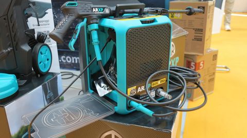 Nettoyeur à haute pression Annovi Reverberi en forme de cube.