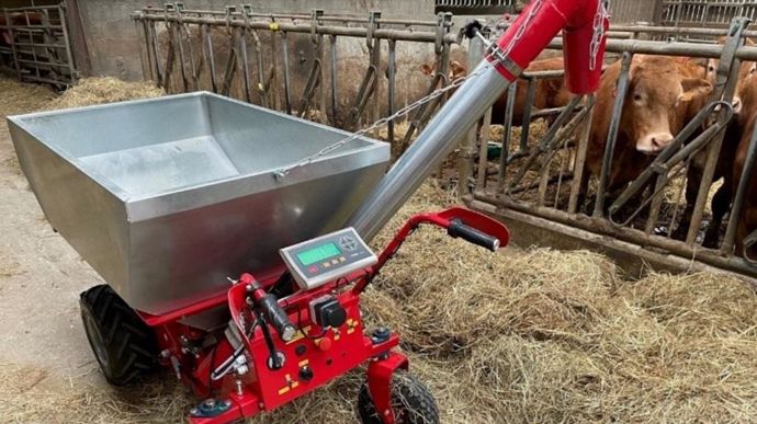 La brouette distributrice reconnait les bovins via un logiciel qui analyse les contours de la tête de l'animal.