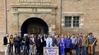 Les agriculteurs du collectif « Pour que vive La Piège » ont obtenu le reclassement de vingt communes en zone agricole défavorisée, après plusieurs recours contre l’État français. Les agriculteurs du collectif « Pour que vive La Piège » ont obtenu le reclassement de vingt communes en zone agricole défavorisée, après plusieurs recours contre l’État français.