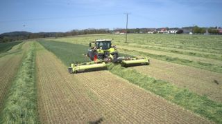 La solution retenue par les ingénieurs Claas pour réaliser une mise en andain sans conditionneur est d'utiliser une vis sans fin. La solution retenue par les ingénieurs Claas pour réaliser une mise en andain sans conditionneur est d'utiliser une vis sans fin.