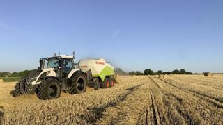Graissage et dépoussiérage doivent être effectués quotidiennement en pleine saison. Graissage et dépoussiérage doivent être effectués quotidiennement en pleine saison.