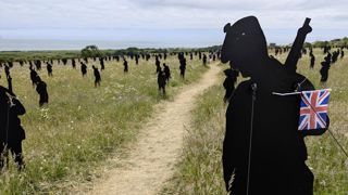 1 475 silhouettes en métal ont été installées à Ver-sur-Mer (Calvados) dans la prairie située entre le Mémorial et la mer. 1 475 silhouettes en métal ont été installées à Ver-sur-Mer (Calvados) dans la prairie située entre le Mémorial et la mer.