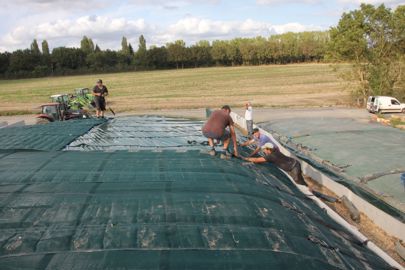sanglage de la bache d'un silo de mais ensilage