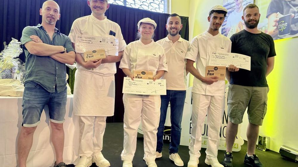 Les apprentis Erwan, Tiffaine et Mohamed, avec leurs coachs.