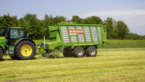 L'autochargeuse Carex de Bergmann se décline de 31,5 à 43 m³. L'autochargeuse Carex de Bergmann se décline de 31,5 à 43 m³.