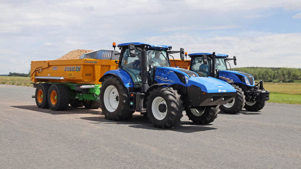 Les tracteurs au gaz sont pourvus d'un réservoir additionnel porté frontalement.