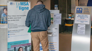 A défaut de superficie suffisante, l'exploitant peut être affilié à la MSA en tant que chef d'exploitation s'il justifie d'un temps de travail d'au moins 1 200 heures par an. A défaut de superficie suffisante, l'exploitant peut être affilié à la MSA en tant que chef d'exploitation s'il justifie d'un temps de travail d'au moins 1 200 heures par an.